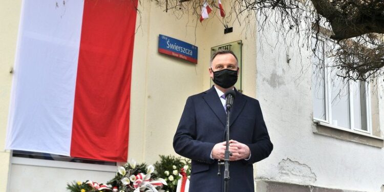 01.03.2021. Warszawa. Obchody Narodowego Dnia Pamięci Żołnierzy Wyklętych. Prezydent RP Andrzej Duda podczas uroczystości złożenia wieńców przed tablicą upamiętniającą ofiary komunistycznego terroru w miejscu pamięci „Willa Jasny Dom" / PAP/Andrzej Lange