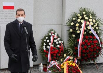 01.03.2021. Warszawa. Obchody Narodowego Dnia Pamięci Żołnierzy Wyklętych. Premier Mateusz Morawiecki przemawia podczas uroczystości złożenia kwiatów przy Panteonie – Mauzoleum Wyklętych-Niezłomnych na Powązkach / PAP/Paweł Supernak