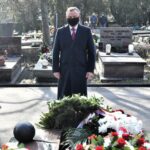 02.03.2021. Warszawa. Prezydent RP Andrzej Duda podczas złożenia kwiatów na grobie Kazimierza Górskiego na Cmentarzu Wojskowym na Powązkach / PAP/Andrzej Lange