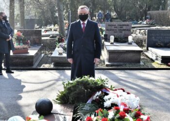 02.03.2021. Warszawa. Prezydent RP Andrzej Duda podczas złożenia kwiatów na grobie Kazimierza Górskiego na Cmentarzu Wojskowym na Powązkach / PAP/Andrzej Lange
