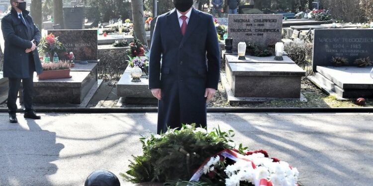 02.03.2021. Warszawa. Prezydent RP Andrzej Duda podczas złożenia kwiatów na grobie Kazimierza Górskiego na Cmentarzu Wojskowym na Powązkach / PAP/Andrzej Lange