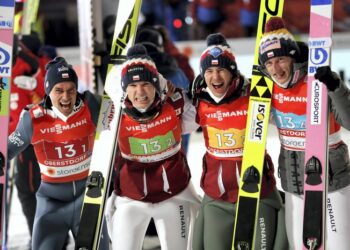06.03.2021. Oberstdorf. Radość reprezentantów Polski ze zdobycia brązowego medalu w drużynowym konkursie w skokach narciarskich podczas mistrzostw świata w narciarstwie klasycznym na skoczni "Schattenbergschanze". Na zdjęciu (od lewej): Piotr Żyła, Andrzej Stękała, Kamil Stoch i Dawid Kubacki / PAP/Grzegorz Momot