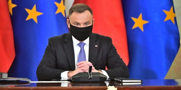 17.03.2021 Warszawa. Koronawirus w Polsce. Prezydent RP Andrzej Duda podczas spotkania z przedstawicielami wojska, niosącymi pomoc w walce z pandemią koronawirusa / PAP/Andrzej Lange