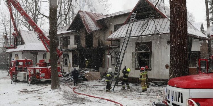 20.03.2021. Zakopane. Strażacy podczas akcji dogaszania pożaru drewnianej zabytkowej willi przy ulicy Witkiewicza / PAP/Grzegorz Momot