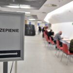 22.03.2021. Warszawa. Punkt szczepień przeciwko COVID-19 na terenie szpitala tymczasowego na Stadionie PGE Narodowym w Warszawie / Radek Pietruszka / PAP