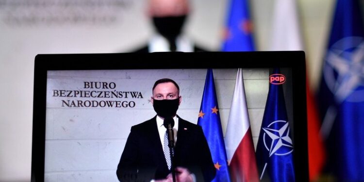 25.03.2021. Warszawa. Andrzej Duda - prezydent RP podczas oświadczenia dla mediów w siedzibie Biura Bezpieczeństwa Narodowego. W BBN odbyło się spotkanie prezydenta z przedstawicielami rządu i służb specjalnych w związku z wydarzeniami na Białorusi, gdzie zatrzymani zostali członek zarządu Związku Polaków na Białorusi Andrzej Poczobut i prezes Związku Polaków na Białorusi Andżelika Borys / PAP/Marcin Obara