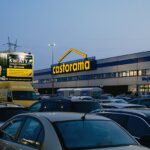 25.03.2021. Warszawa. Parking przed jednym z wielkopowierzchniowych sklepów budowlanych / Albert Zawada / PAP