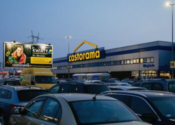 25.03.2021. Warszawa. Parking przed jednym z wielkopowierzchniowych sklepów budowlanych / Albert Zawada / PAP