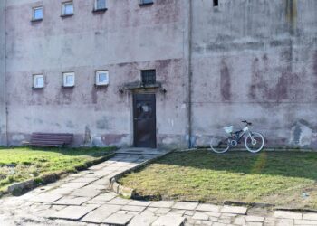 28.03.2021. Dom w miejscowości Kozłów w powiecie miechowskim, w którym doszło do tragedii / PAP/Art Service 2