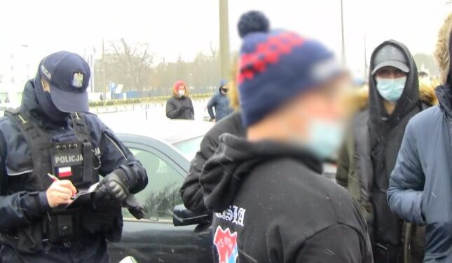 RADIO KRAKÓW. Kibice Wisły zebrali się przed stadionem. Część z nich była... poszukiwana przez policję - Radio Kielce Radio Kraków