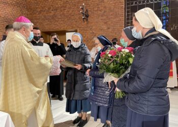 25.03.2021. Sandomierz. Msza święta, podczas której wręczono nagrodę  diecezjalnej „Protector Vitae”. Na zdjęciu: nagrodę z rąk Krzysztofa Nitkiewicza - biskupa sandomierskiego odebrała siostra Jadwiga Szok - wizytatorka warszawskiej prowincji wspólnoty Sióstr Miłosierdzia św. Wincentego a Paulo wraz z kilkuosobową delegacją / Grażyna Szlęzak-Wójcik / Radio Kielce