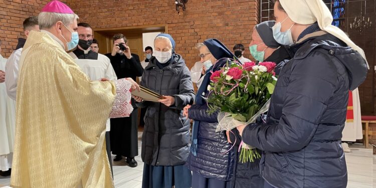 25.03.2021. Sandomierz. Msza święta, podczas której wręczono nagrodę  diecezjalnej „Protector Vitae”. Na zdjęciu: nagrodę z rąk Krzysztofa Nitkiewicza - biskupa sandomierskiego odebrała siostra Jadwiga Szok - wizytatorka warszawskiej prowincji wspólnoty Sióstr Miłosierdzia św. Wincentego a Paulo wraz z kilkuosobową delegacją / Grażyna Szlęzak-Wójcik / Radio Kielce