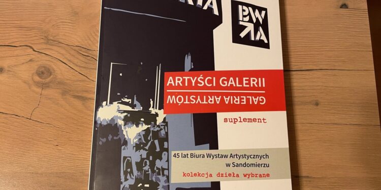 13.03.2021 Sandomierz. Okładka publikacji, która powstała z okazji 45-lecia BWA / Grażyna Szlęzak-Wójcik / Radio Kielce