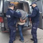 Zatrzymanie jednej z osób podejrzanych o kradzież w sanktuarium w Sulisławicach / policja