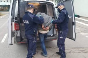 Zatrzymanie jednej z osób podejrzanych o kradzież w sanktuarium w Sulisławicach / policja