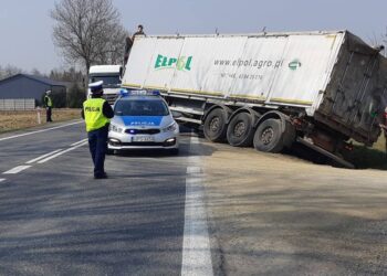 26.03.2021 Balbinów. Ciężarówka blokuje przejazd / Policja