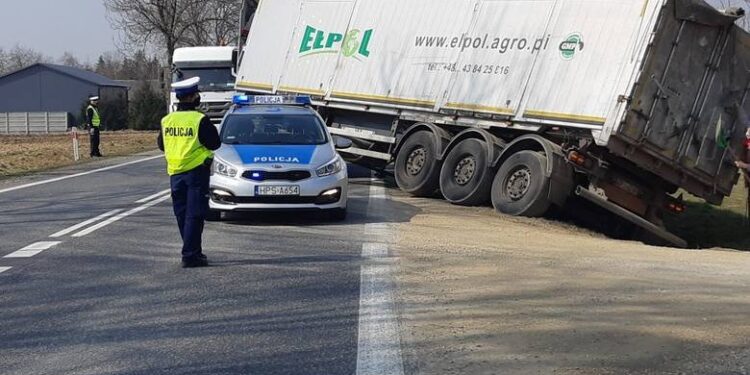 26.03.2021 Balbinów. Ciężarówka blokuje przejazd / Policja