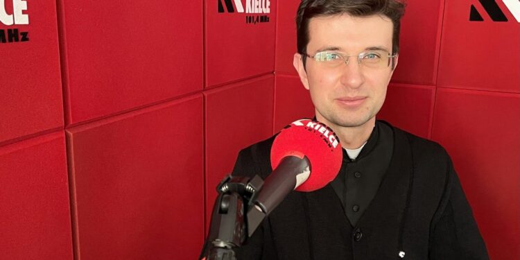 Ksiądz Konrad Fedorowski - referent Wydziału Duszpasterstwa Małżeństw i Rodzin diecezji sandomierskiej / Grażyna Szlęzak-Wójcik / Radio Kielce