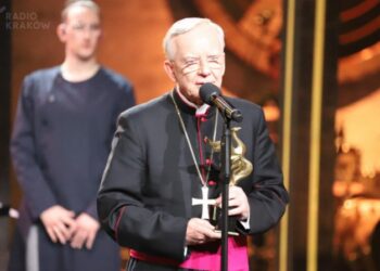 Na zdjęciu: arcybiskup Marek Jędraszewski z nagrodą Feniks Złoty 2020 / Archidiecezja Krakowska