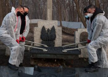 Podnoszenie płyty nagrobnej mjr. Henryka Sucharskiego / Radio Gdańsk