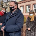 05.03.2021. Sandomierz. Briefing prasowy przed siedzibą Szkoły Podstawowej nr 2 po decyzji kuratora oświaty. Na zdjęciu (od lewej): Marcin Grębowiec - przewodniczący Rady Rodziców w Szkole Podstawowej  nr 2, poseł PiS Marek Kwitek, Elżbieta Sobolewska - dyrektor szkoły / Grażyna-Szlęzak-Wójcik / Radio Kielce