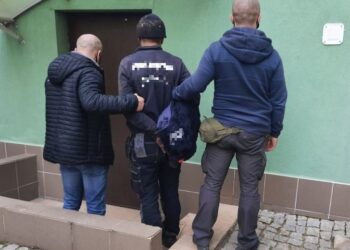 04.03.2021. Ostrowiec Św. Zatrzymanie 30-letniego mieszkańca miasta. Mężczyzna ma do odbycia w więziennej celi karę czterech i pół roku za spowodowanie śmiertelnego wypadku / KPP Ostrowiec Św.