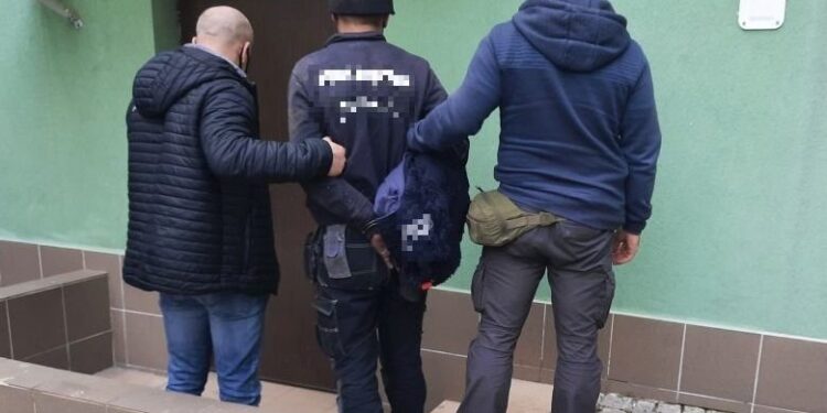 04.03.2021. Ostrowiec Św. Zatrzymanie 30-letniego mieszkańca miasta. Mężczyzna ma do odbycia w więziennej celi karę czterech i pół roku za spowodowanie śmiertelnego wypadku / KPP Ostrowiec Św.