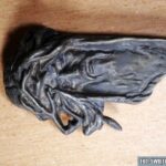 Włoszczowa. Odzyskany element mosiężny z nagrobka / świętokrzyska policja