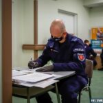 26.03.2021. Kielce. Szczepienia służb mundurowych przeciw COVID-19. Na zdjęciu: Łukasz Maziejuk - Oddział Prewencji Policji w Kielcach / KWP w Kielcach