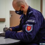 26.03.2021. Kielce. Szczepienia służb mundurowych przeciw COVID-19. Na zdjęciu: Łukasz Maziejuk - Oddział Prewencji Policji w Kielcach / KWP w Kielcach