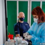 26.03.2021. Kielce. Szczepienia służb mundurowych przeciw COVID-19. Na zdjęciu (po lewej): Łukasz Maziejuk - Oddział Prewencji Policji w Kielcach / KWP w Kielcach