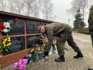 1.03.2021 Miejsca pamięci. Terytorialsi składali kwiaty i znicze / ppor. OT Daniel Woś / ŚBOT