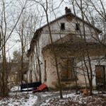 23.01.2021. Doły Biskupie. Ruiny dworku, tzw. dyrektorówki / Robert Felczak / Radio Kielce