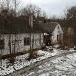 23.01.2021. Doły Biskupie. Ruiny dworku, tzw. dyrektorówki / Robert Felczak / Radio Kielce