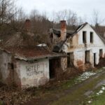 23.01.2021. Doły Biskupie. Ruiny dworku, tzw. dyrektorówki / Robert Felczak / Radio Kielce