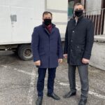 25.03.2021. Sandomierz. Świętokrzyski Oddział Regionalny Krajowego Ośrodka Wsparcia Rolnictwa w Kielcach przekazał mleko oraz rzodkiewkę do Szpitala Specjalistycznego. Na zdjęciu (od lewej): Jacek Toś - dyrektor Świętokrzyski Oddział Regionalny Krajowego Ośrodka Wsparcia Rolnictwa w Kielcach i Jerzy Kuliński - zastępca dyrektora Szpitala Specjalistycznego w Sandomierzu / Grażyna Szlęzak-Wójcik / Radio Kielce