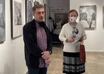 06.03.2021. Sandomierz. Wystawa „Od ilustracji do abstrakcji”. Na zdjęciu: Amadeusz Popek - autor wystawy, Katarzyna Pisarczyk - dyrektor BWA w Sandomierzu / Grażyna-Szlęzak-Wójcik / Radio Kielce