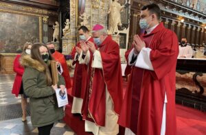 28.03.2021 Sandomierz. Bazylika katedralna. Wręczenie nagród laureatom diecezjalnego konkursu na najpiękniejszą wielkanocną palmę. Amelia Sztuka - pierwsze miejsce w kategorii indywidualnej. W środku biskup Krzysztof Nitkiewicz / Grażyna Szlęzak-Wójcik / Radio Kielce