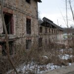 23.01.2021. Doły Biskupie. Ruiny fabryki tektury / Robert Felczak / Radio Kielce