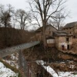 23.01.2021. Doły Biskupie. Ruiny fabryki tektury / Robert Felczak / Radio Kielce