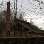 23.01.2021. Doły Biskupie. Ruiny fabryki tektury / Robert Felczak / Radio Kielce