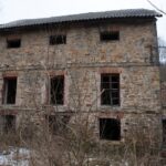 23.01.2021. Doły Biskupie. Ruiny fabryki tektury / Robert Felczak / Radio Kielce