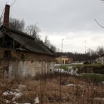 23.01.2021. Doły Biskupie. Ruiny fabryki tektury / Robert Felczak / Radio Kielce