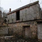 23.01.2021. Doły Biskupie. Ruiny fabryki tektury / Robert Felczak / Radio Kielce