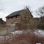 23.01.2021. Doły Biskupie. Ruiny fabryki tektury / Robert Felczak / Radio Kielce