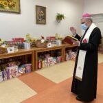 31.03.2021 Sandomierz. Przekazanie pomocy żywnościowej. Na zdjęciu biskup Krzysztof Nitkiewicz / Grażyna Szlęzak-Wójcik / Radio Kielce