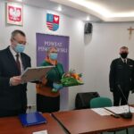 30.03.2021. Pińczów. Sesja Rady Powiatu Pińczowskiego. Wręczenie podziękowań strażakowi, który uratował ludzkie życie. Na zdjęciu (od lewej): Ireneusz Gołuszka - przewodniczący rady powiatu, Irena Moskwa - wiceprzewodnicząca rady powiatu, Grzegorz Karwat - komendant Powiatowy Straży Pożarnej w Pińczowie / Marta Gajda / Radio Kielce