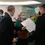 30.03.2021. Pińczów. Sesja Rady Powiatu Pińczowskiego. Wręczenie podziękowań strażakowi, który uratował ludzkie życie. Na zdjęciu: gratulacje składa Irena Moskwa - wiceprzewodnicząca rady powiatu / Marta Gajda / Radio Kielce