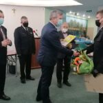 30.03.2021. Pińczów. Sesja Rady Powiatu Pińczowskiego. Wręczenie podziękowań strażakowi, który uratował ludzkie życie. Na zdjęciu: gratulacje składa Zbigniew Kierkowski - starosta pińczowski / Marta Gajda / Radio Kielce