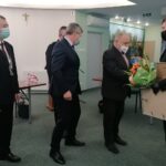 30.03.2021. Pińczów. Sesja Rady Powiatu Pińczowskiego. Wręczenie podziękowań strażakowi, który uratował ludzkie życie. Na zdjęciu: gratulacje składa Ryszard Barna - wicestarosta powiatu pińczowskiego / Marta Gajda / Radio Kielce